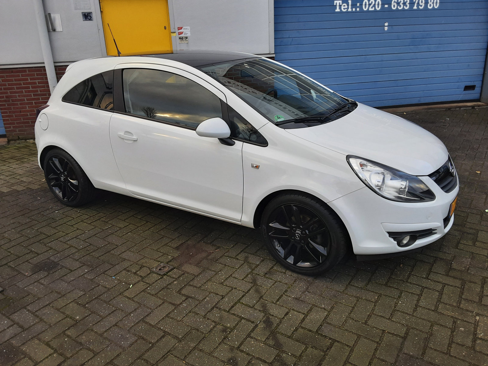 Opel Corsa 1.4-16V, foto 1 van 11
